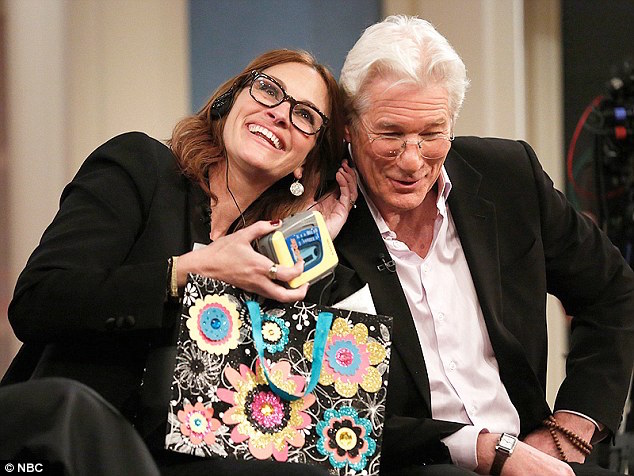 26f03ac000000578-3008647-reunited_julia_roberts_and_richard_gere_listen_to_a_walkman-a-24_1427169321103