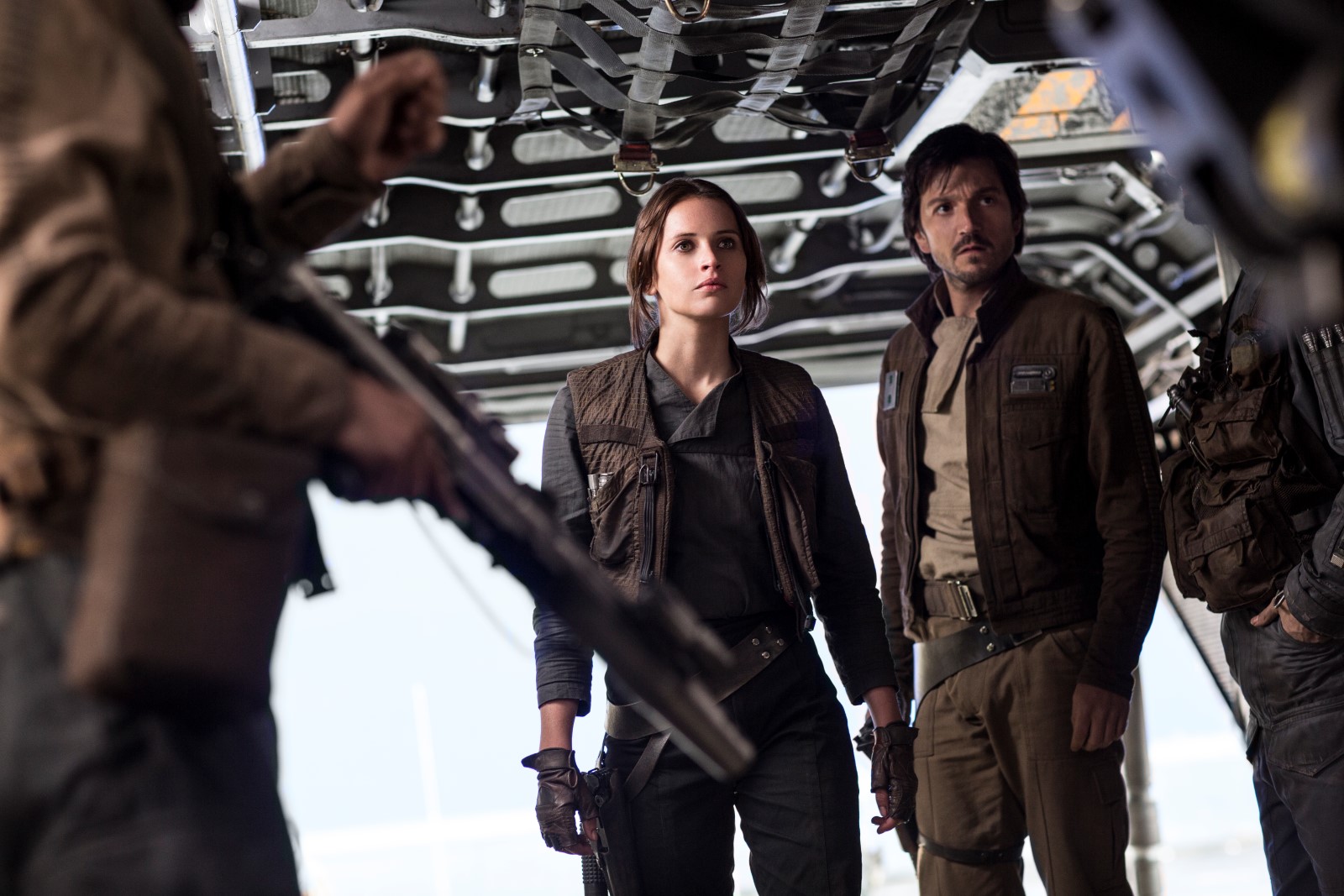 Rogue One: A Star Wars Story L to R: Jyn Erso (Felicity Jones) and Cassian Andor (Diego Luna) Ph: Jonathan Olley ©Lucasfilm LFL 2016.