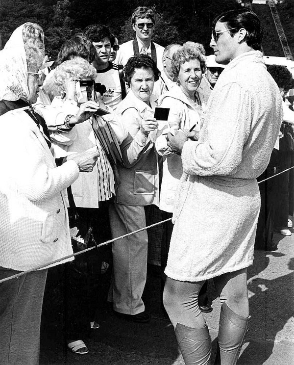 christopher-reeve-signing-autographs-during-the-filming-of-the-niagara-falls-scene-for-superman-ii