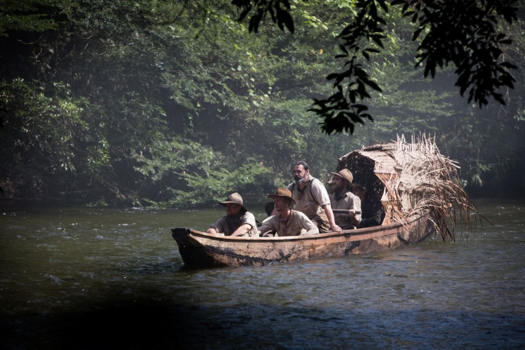 Mit dem Boot geht es auf den riesigen Wasserläufen des Amazonas immer tiefer in ungekanntes Gebiet