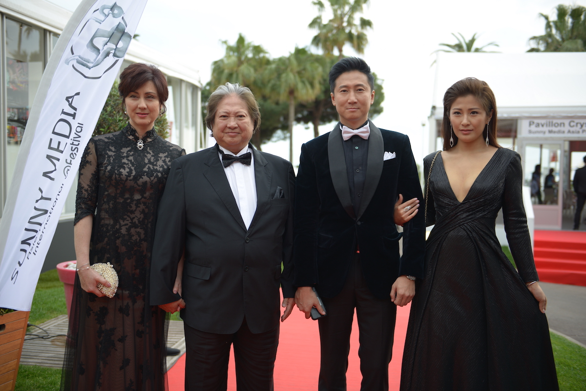 Sammo Hung (centre), Timmy Hung, et leurs epouses